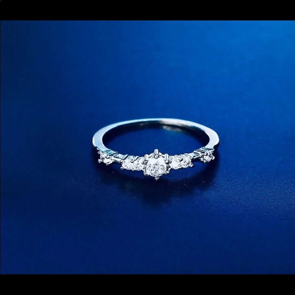 STERLING SILVER RING w 7 CZ DIAMONDS